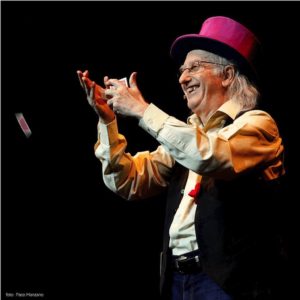 Juan Tamariz actuación con baraja en mano