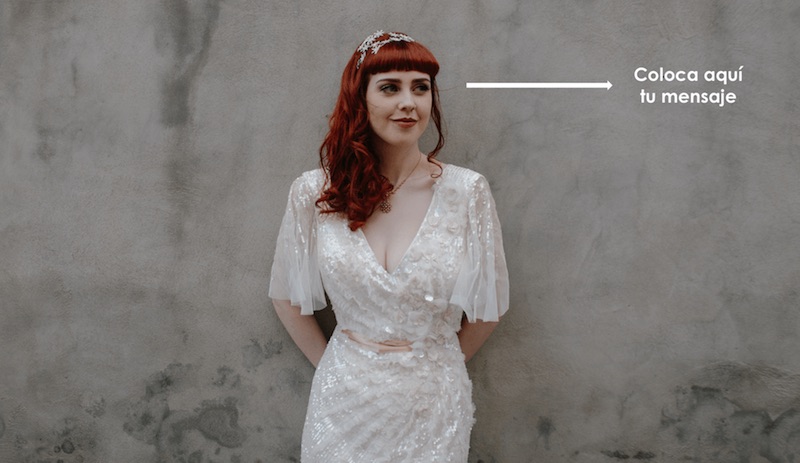 Mujer pelirroja vestida novia de pie mira a izquierda